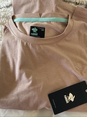 Rabbit off the track tee in rose